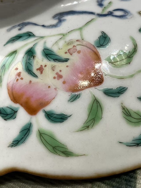 古玩陶瓷人物花蝶福壽粉彩海棠盤真品鑒賞圖