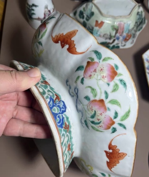 古玩陶瓷人物花蝶福壽粉彩海棠盤真品鑒賞圖