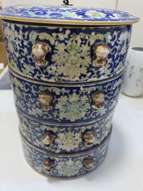 古玩陶瓷藍地粉彩花卉紋節盒真品鑒賞圖