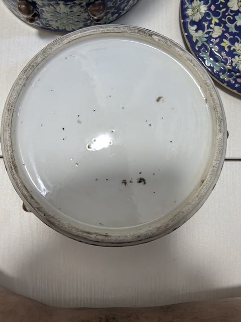 古玩陶瓷藍地粉彩花卉紋節盒真品鑒賞圖