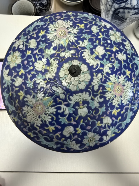 古玩陶瓷藍地粉彩花卉紋節盒真品鑒賞圖