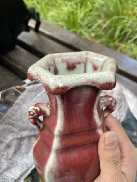 古玩陶瓷郎紅釉螭龍耳六方瓶真品鑒賞圖