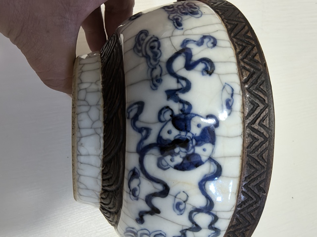 古玩陶瓷哥釉青花獅子繡球圖墩式碗真品鑒賞圖