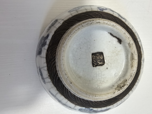 古玩陶瓷哥釉青花獅子繡球圖墩式碗真品鑒賞圖