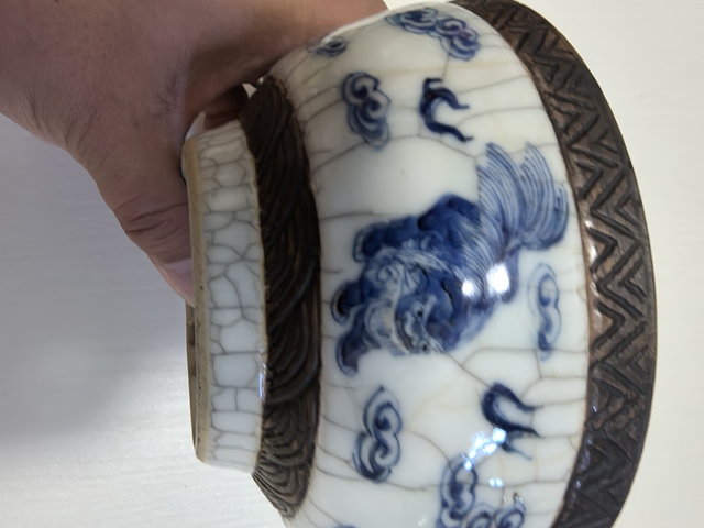 古玩陶瓷哥釉青花獅子繡球圖墩式碗真品鑒賞圖