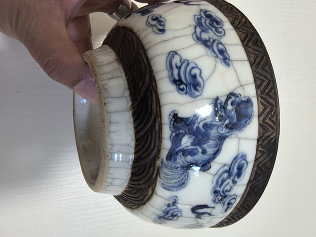 古玩陶瓷哥釉青花獅子繡球圖墩式碗真品鑒賞圖