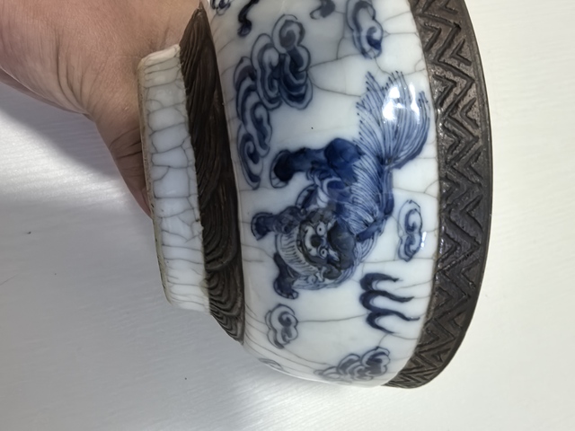 古玩陶瓷哥釉青花獅子繡球圖墩式碗真品鑒賞圖