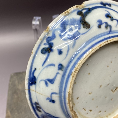 古玩陶瓷飄帶繡球獅子紋青花盤真品鑒賞圖