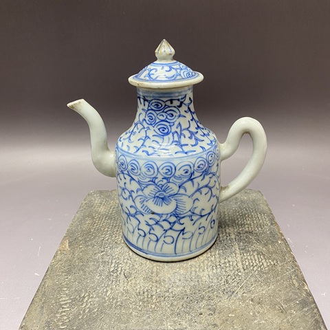 古玩陶瓷清晚期·纏枝蓮紋青花執壺拍賣，當前價格890元