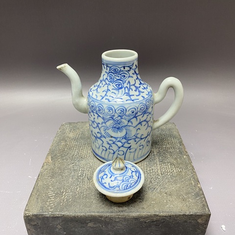 古玩陶瓷清晚期·纏枝蓮紋青花執壺拍賣，當前價格890元