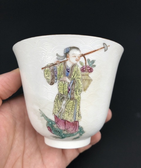古玩陶瓷人物紋粉彩杯真品鑒賞圖