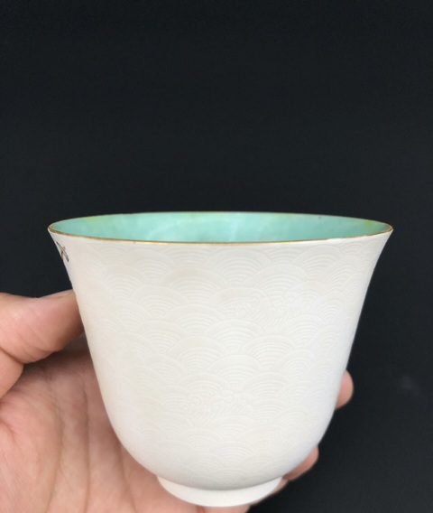 古玩陶瓷人物紋粉彩杯真品鑒賞圖