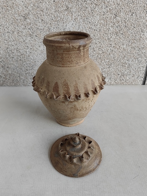 古玩陶瓷褐釉貼塑水波紋蓋罐拍賣，當前價格680元