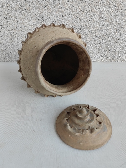 古玩陶瓷褐釉貼塑水波紋蓋罐拍賣，當前價格680元