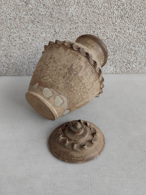 古玩陶瓷褐釉貼塑水波紋蓋罐拍賣，當前價格680元