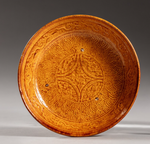 古玩陶瓷黃釉印花盤，模糊，偏老拍賣，當前價格35000元