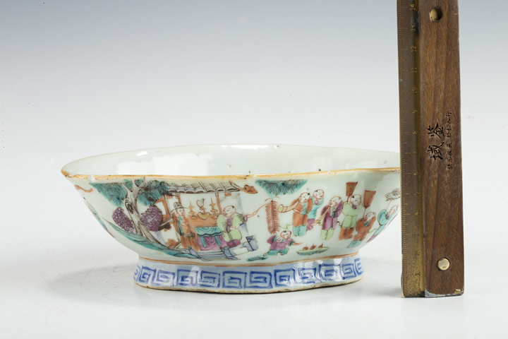 古玩陶瓷清同治·“大清同治年制”粉彩百子鬧春紋貢盤真品鑒賞圖