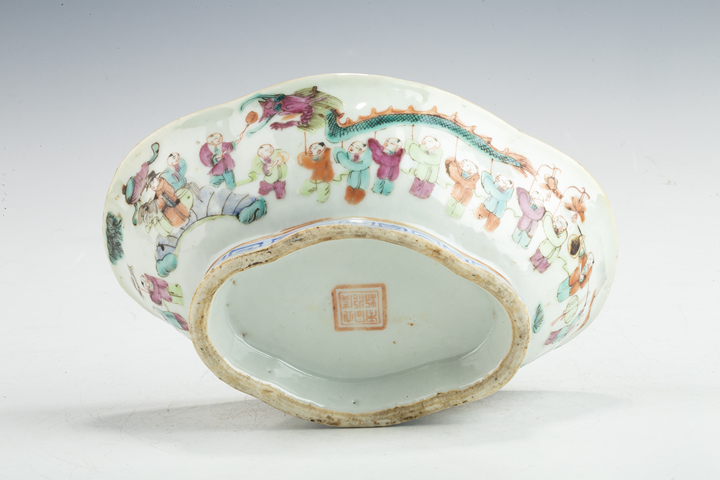 古玩陶瓷清同治·“大清同治年制”粉彩百子鬧春紋貢盤真品鑒賞圖