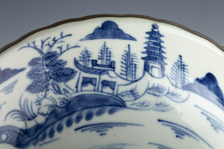 古玩陶瓷清晚·青花高士山水團鶴紋花口大碗真品鑒賞圖