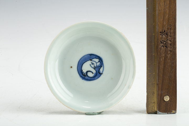 古玩陶瓷明晚·青花瑞兔紋碟真品鑒賞圖