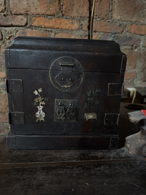 古玩雜項坎螺鈿花草花瓶圖案油漆盒真品鑒賞圖