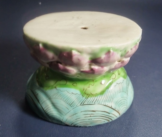 古玩陶瓷蓮瓣紋粉彩底座真品鑒賞圖