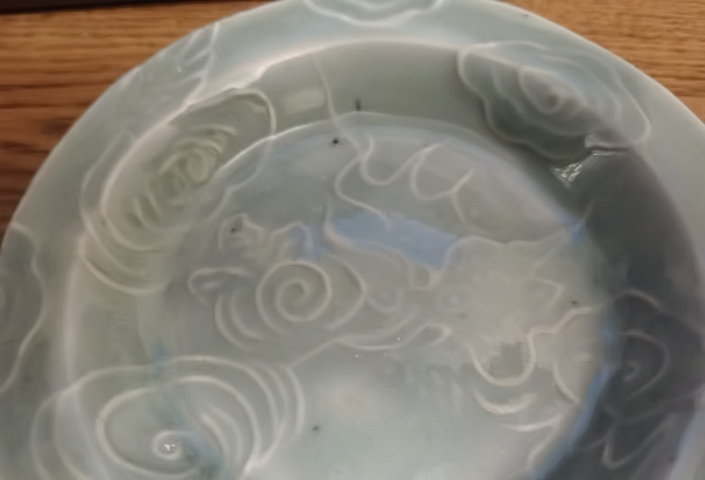 古玩陶瓷青釉印花盤真品鑒賞圖