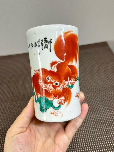 古玩陶瓷五彩獅子紋筆筒真品鑒賞圖