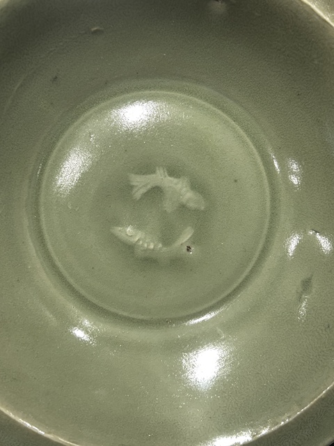 古玩陶瓷龍泉青瓷刻仰蓮紋雙魚盤真品鑒賞圖