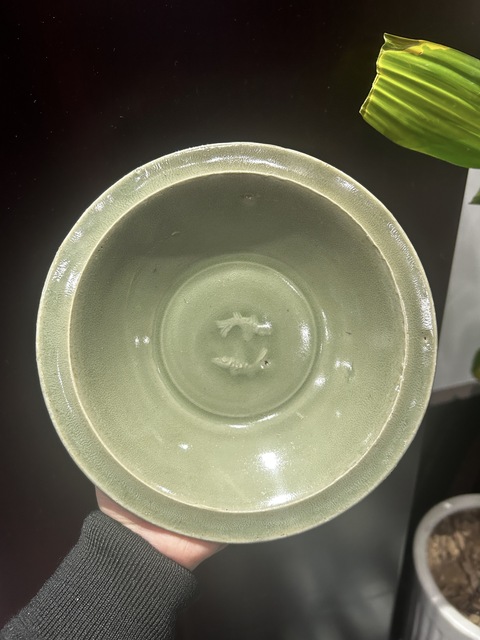 古玩陶瓷龍泉青瓷刻仰蓮紋雙魚盤真品鑒賞圖