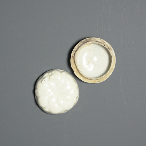 古玩陶瓷青白釉花卉紋粉盒真品鑒賞圖