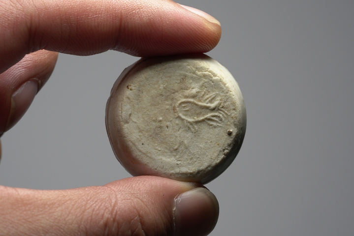 古玩陶瓷青白釉花卉紋粉盒真品鑒賞圖