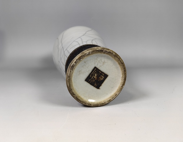 古玩陶瓷清中晚三色哥釉獸耳銜環賞瓶真品鑒賞圖