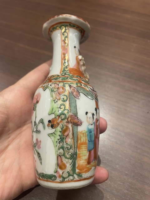 古玩陶瓷廣彩人物花口瓶拍賣，當(dāng)前價(jià)格1200元