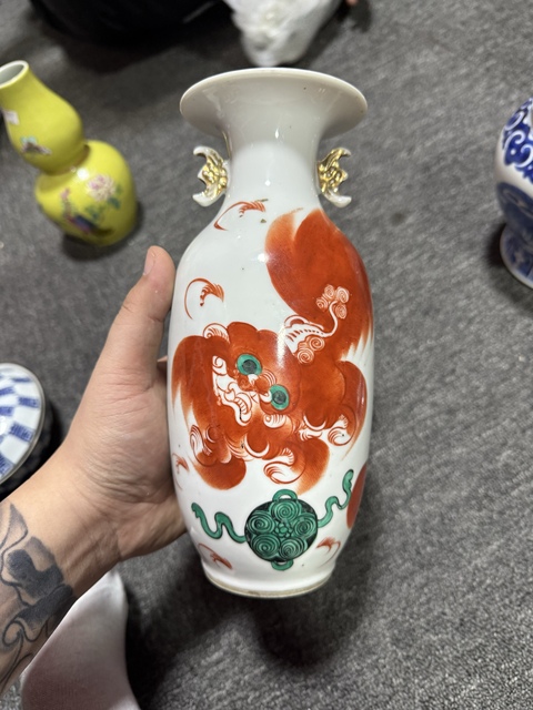 古玩陶瓷五彩獅子紋雙耳尺瓶真品鑒賞圖