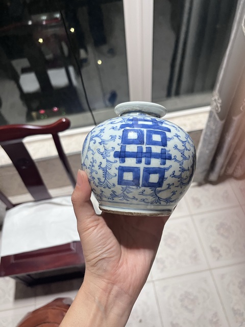 古玩陶瓷纏枝花囍字紋青花罐真品鑒賞圖