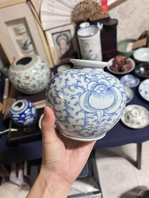 古玩陶瓷纏枝花囍字紋青花罐真品鑒賞圖