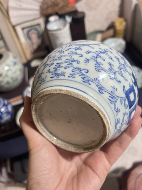 古玩陶瓷纏枝花囍字紋青花罐真品鑒賞圖