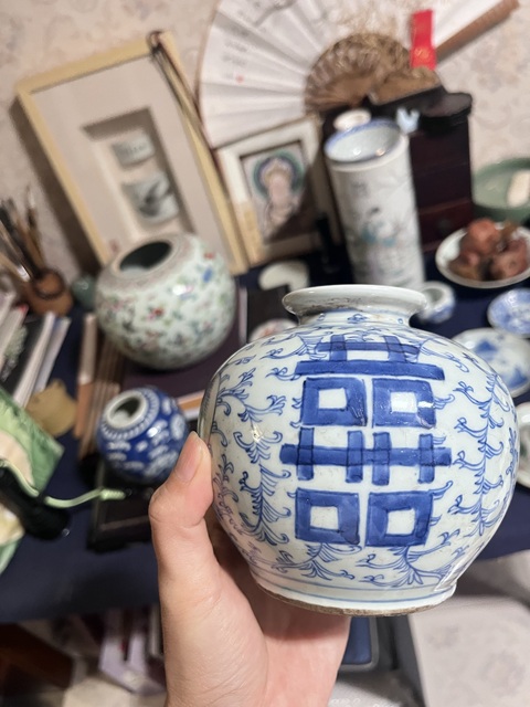 古玩陶瓷纏枝花囍字紋青花罐真品鑒賞圖