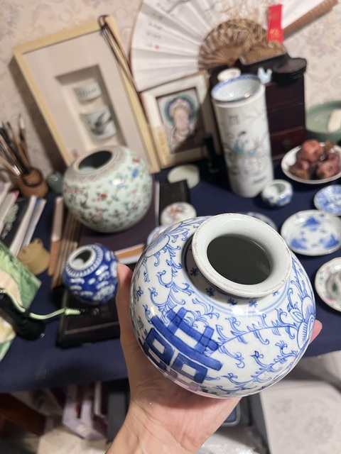 古玩陶瓷纏枝花囍字紋青花罐真品鑒賞圖
