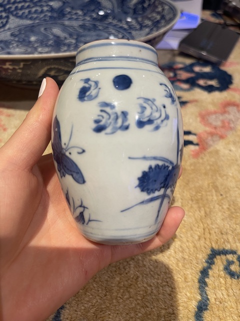 古玩陶瓷明天啟 青花花蝶連綿罐真品鑒賞圖