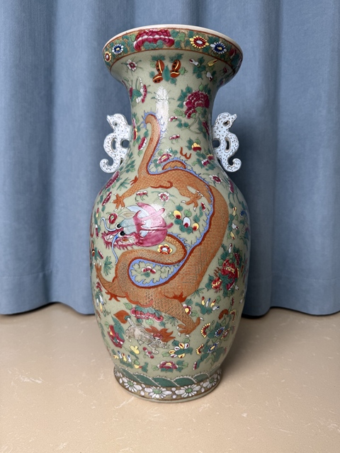 古玩陶瓷清咸豐豆青釉粉彩龍穿花獅子繡球紋雙耳大瓶拍賣，當前價格9600元