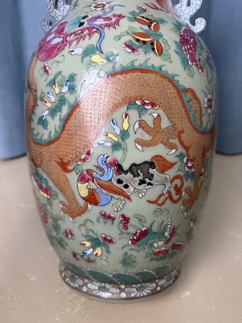 古玩陶瓷清咸豐豆青釉粉彩龍穿花獅子繡球紋雙耳大瓶拍賣，當前價格9600元