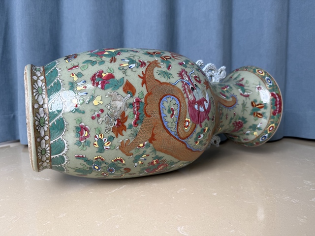 古玩陶瓷清咸豐豆青釉粉彩龍穿花獅子繡球紋雙耳大瓶拍賣，當前價格9600元