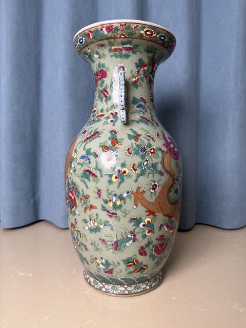 古玩陶瓷清咸豐豆青釉粉彩龍穿花獅子繡球紋雙耳大瓶拍賣，當前價格9600元