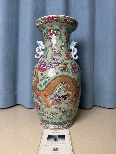 古玩陶瓷清咸豐豆青釉粉彩龍穿花獅子繡球紋雙耳大瓶拍賣，當前價格9600元
