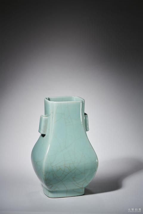 古玩陶瓷清光緒 御制仿官釉杏圓貫耳瓶真品鑒賞圖