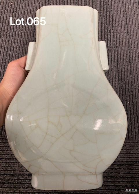 古玩陶瓷清光緒 御制仿官釉杏圓貫耳瓶真品鑒賞圖