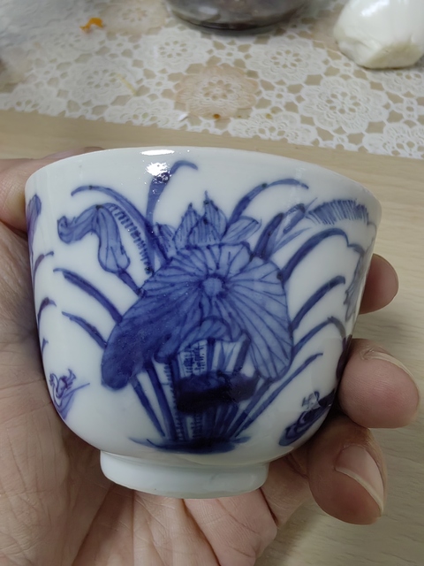古玩陶瓷蓮池游禽紋青花杯真品鑒賞圖