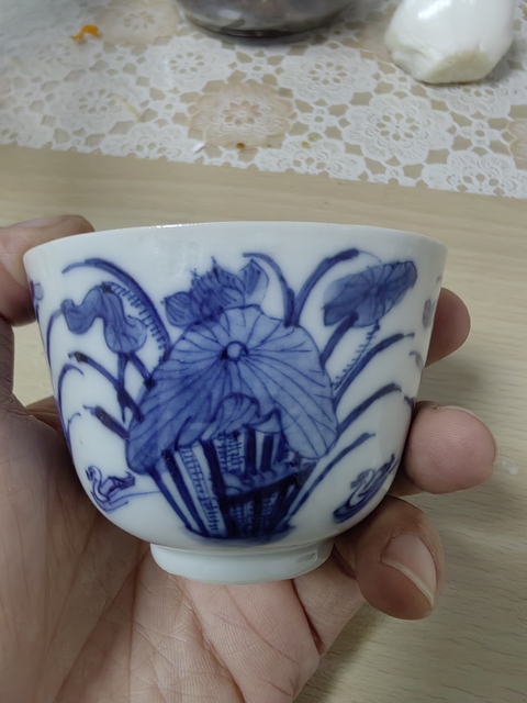 古玩陶瓷蓮池游禽紋青花杯真品鑒賞圖